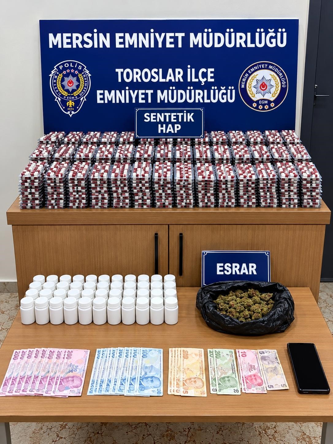 uyusturucu-taciri-binlerce-sentetik-hap-ve-esrarla-yakalandi