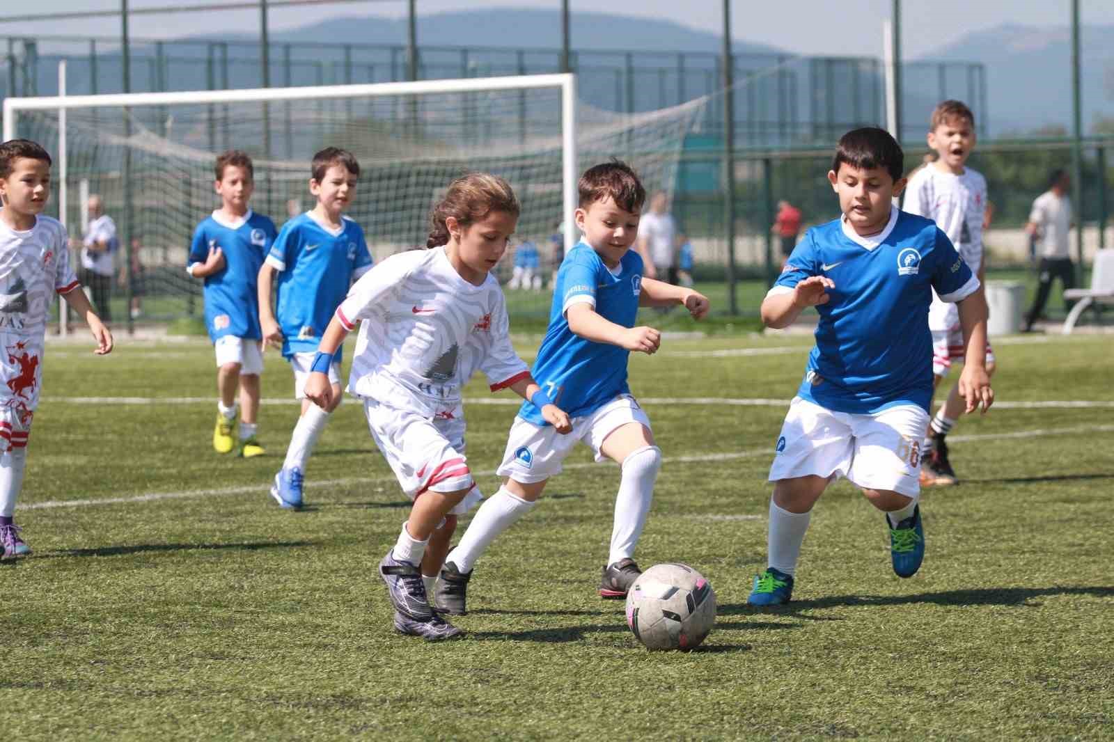 bolu-da-mini-minikler-futbol-turnuvasi-heyecani-basladi