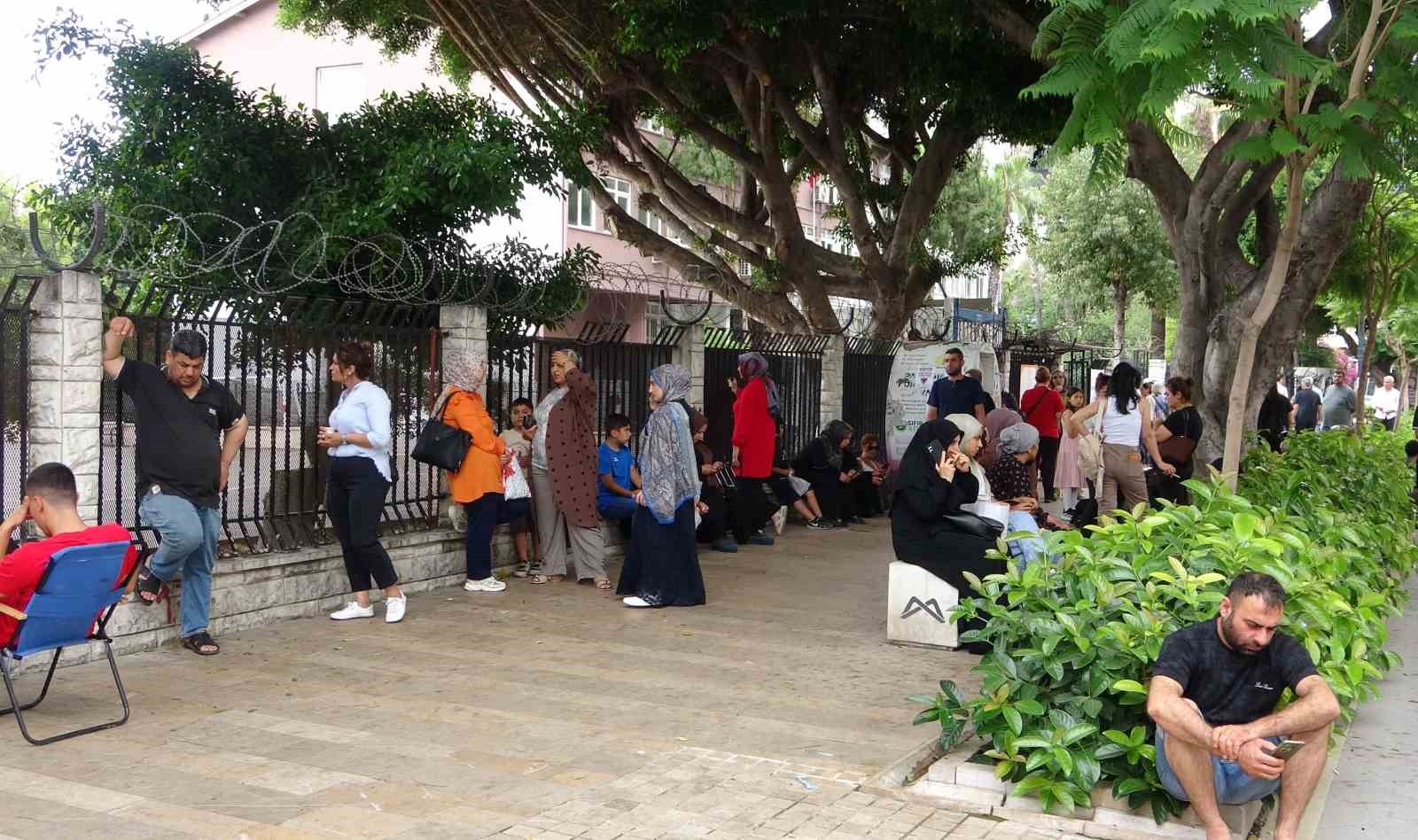 mersin-de-25-bin-965-ogrenci-icin-lgs-basladi-cocuklar-icerde-aileleri-disarda-ter-doktu
