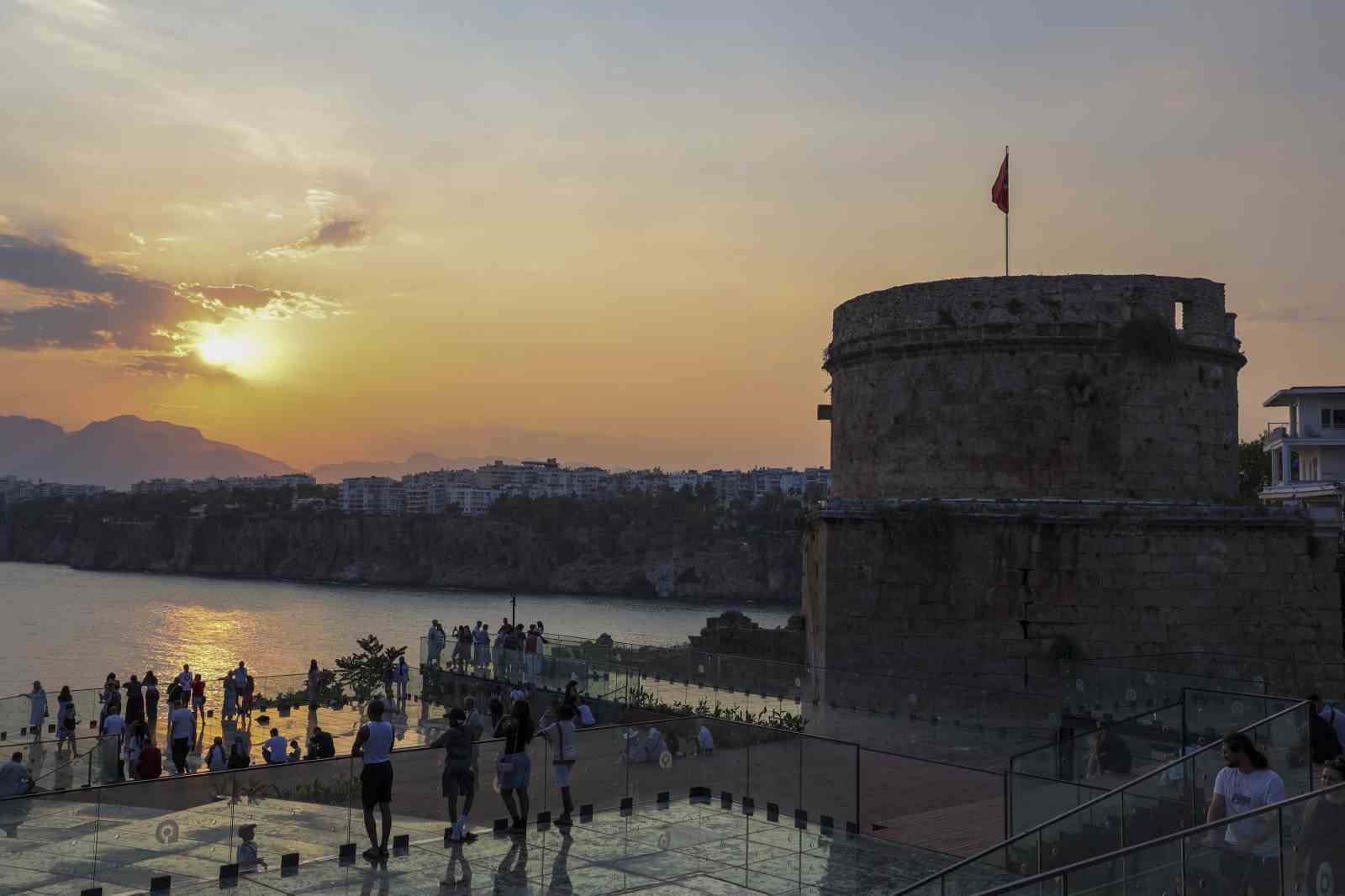 hidirlik-kulesi-yeniden-antalyalilarla-bulustu