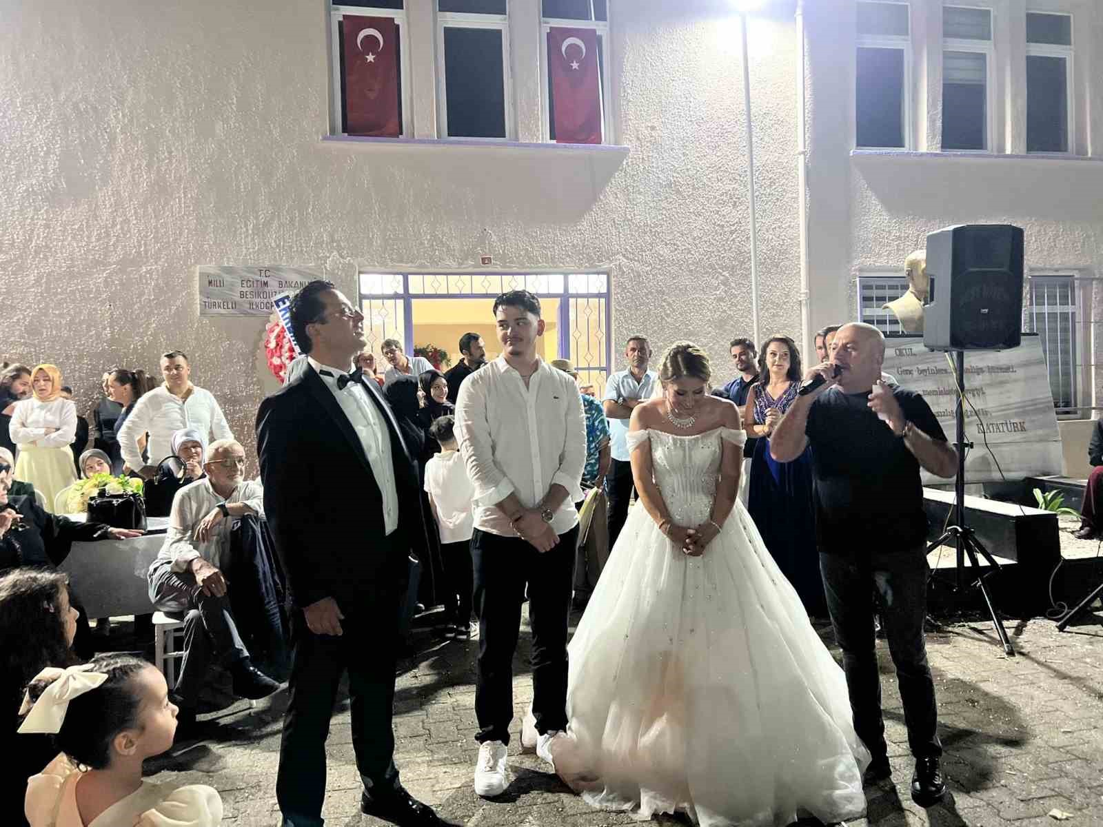 25-yillik-evliliklerini-hayallerindeki-dugunle-taclandirdilar