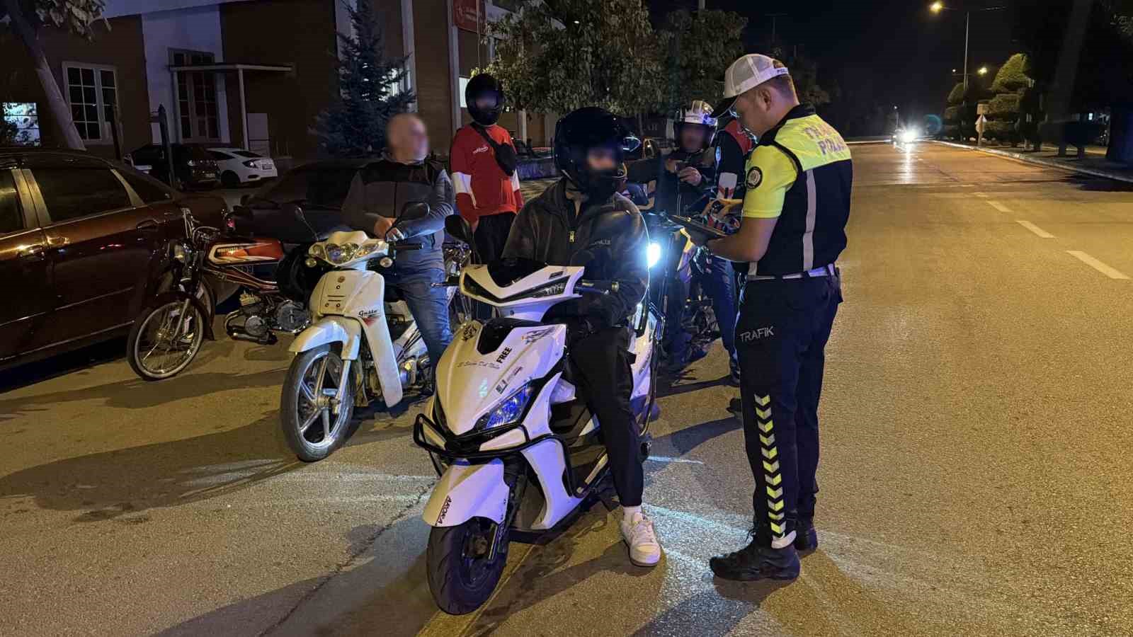 bolu-da-gece-denetiminde-motosikletlilere-hayati-uyari
