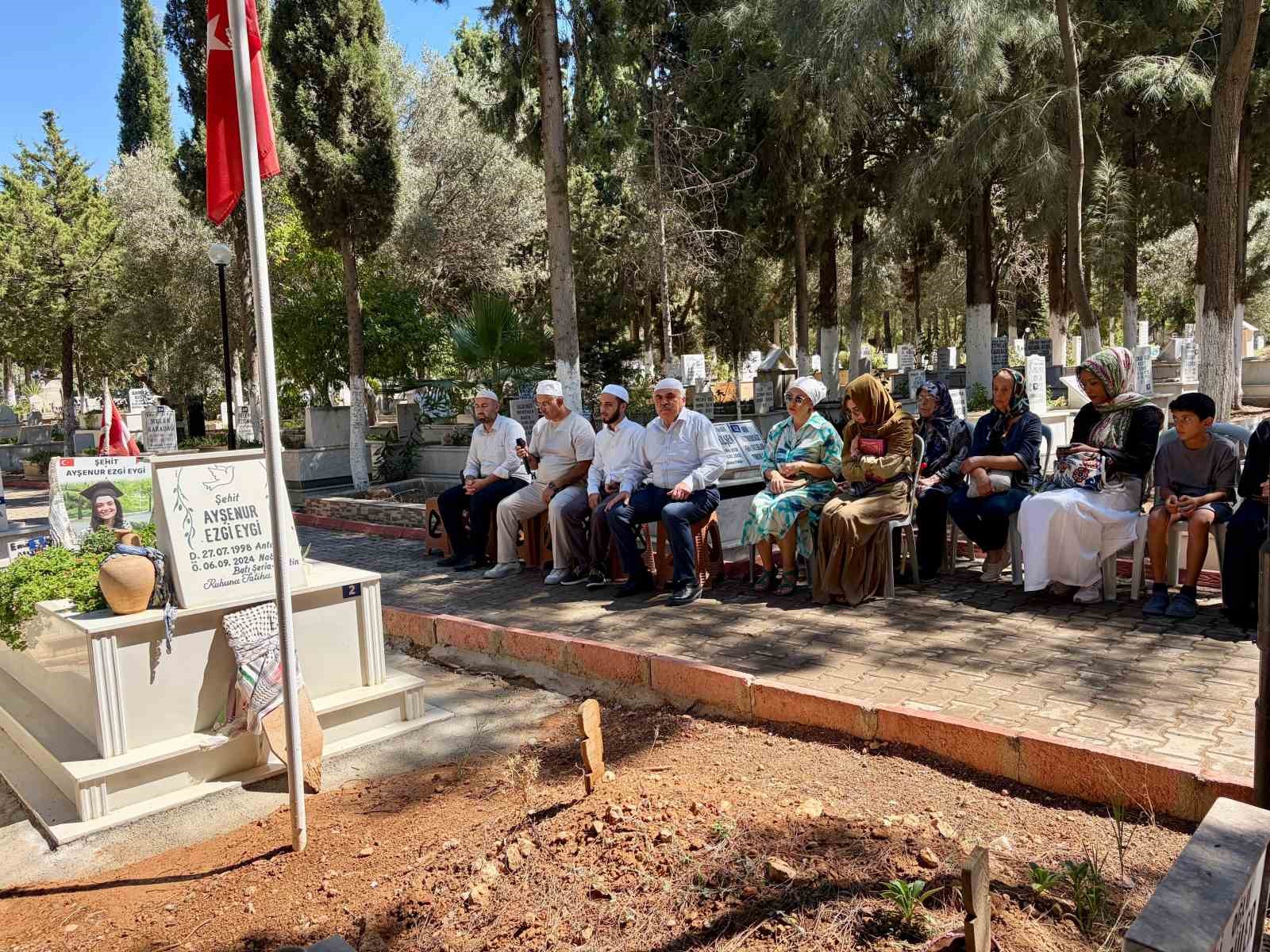 aysenur-ezgi-eygi-vefatinin-ikinci-yilinda-mezari-basinda-dualarla-anildi