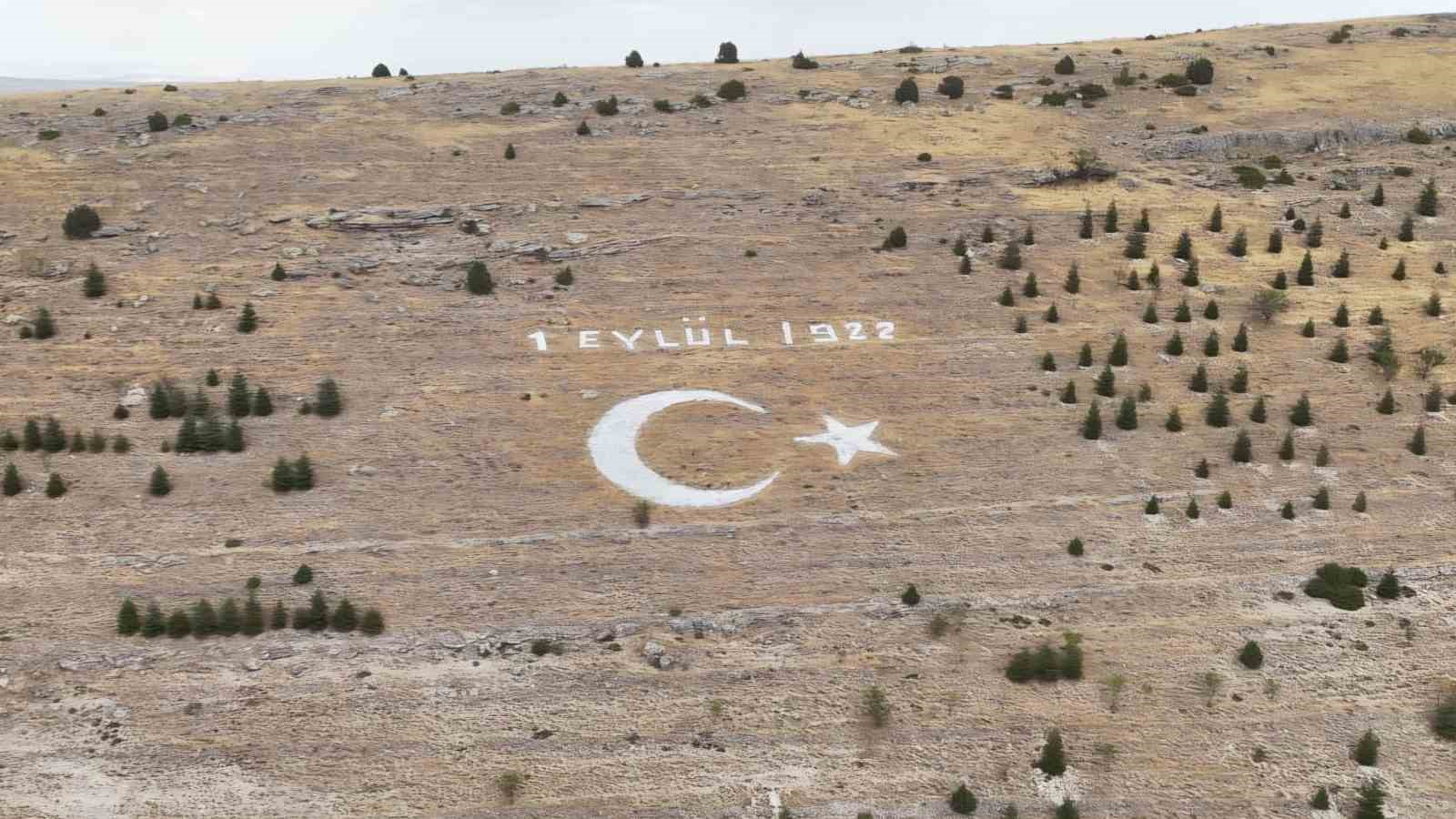 seyitgazi-avdar-bayirindaki-dev-ay-yildiz-icin-bakim-ve-boyama-calismasi
