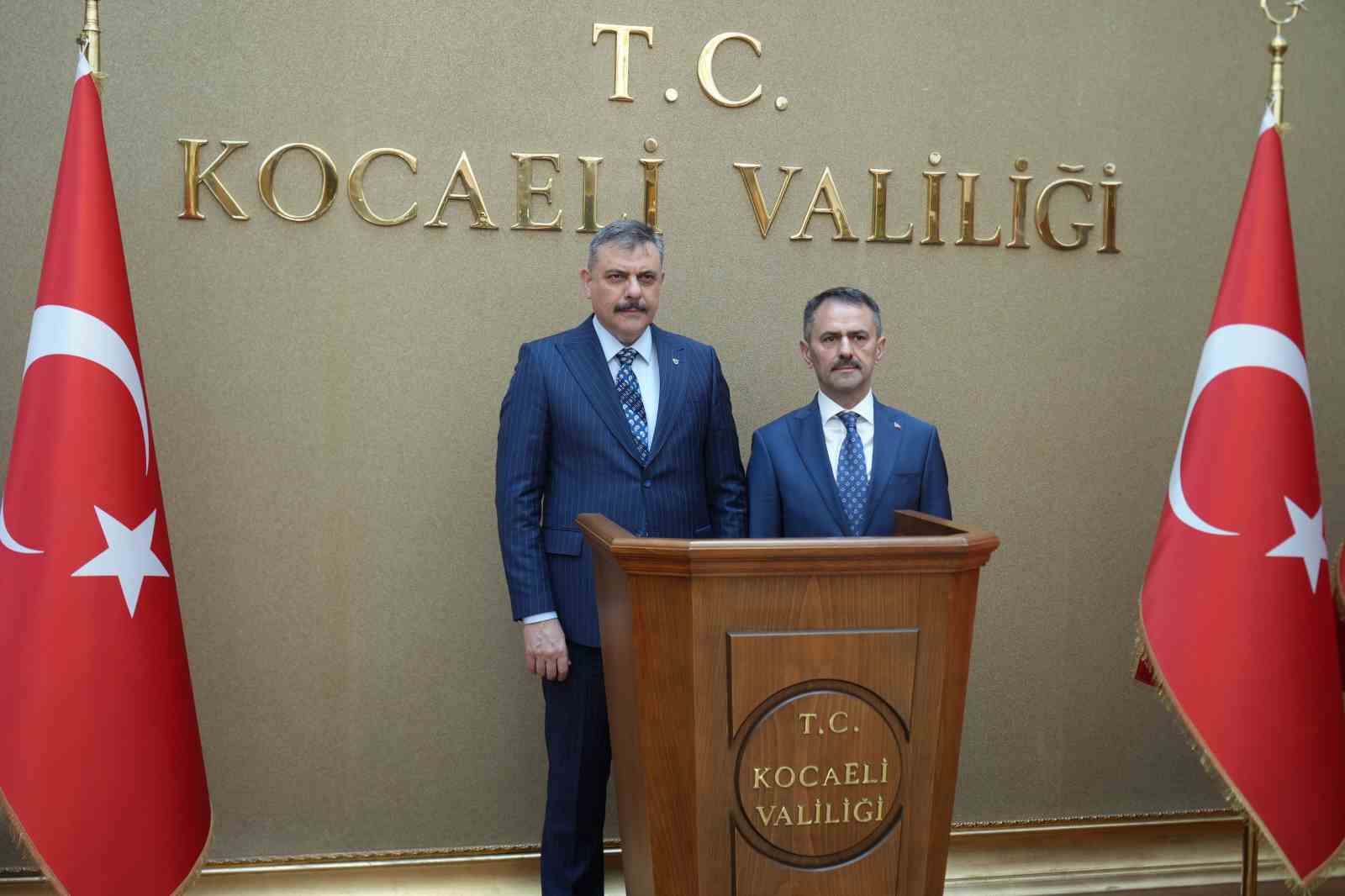 bakan-ciftci-den-kocaeli-de-akvaryum-ve-kutuphane-ziyareti