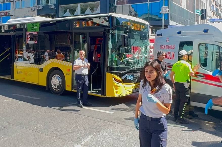 fatih-te-iett-otobusu-ile-ambulans-carpisti-5-yarali