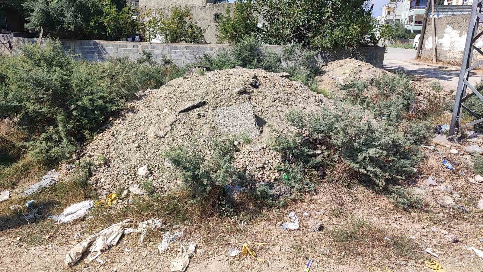 aski-nin-altyapi-calismasi-sonrasi-biraktigi-asfalt-atiklari-aylardir-kaldirilmadi