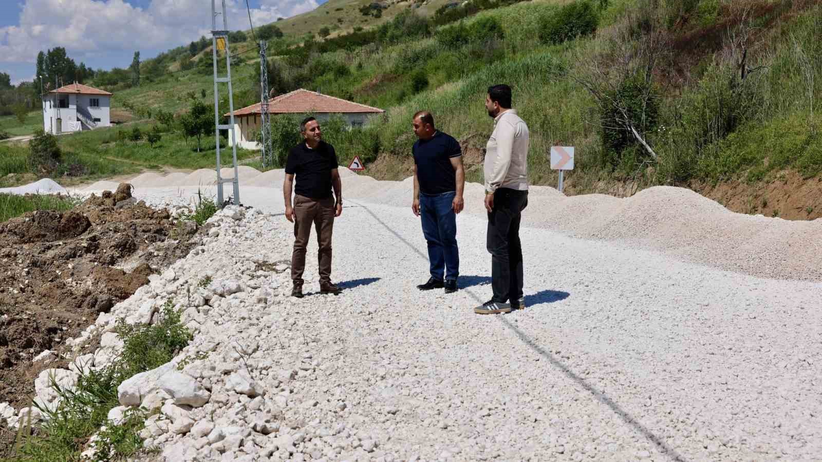 akcadag-da-6-kilometrelik-grup-yolunda-calismalar-devam-ediyor
