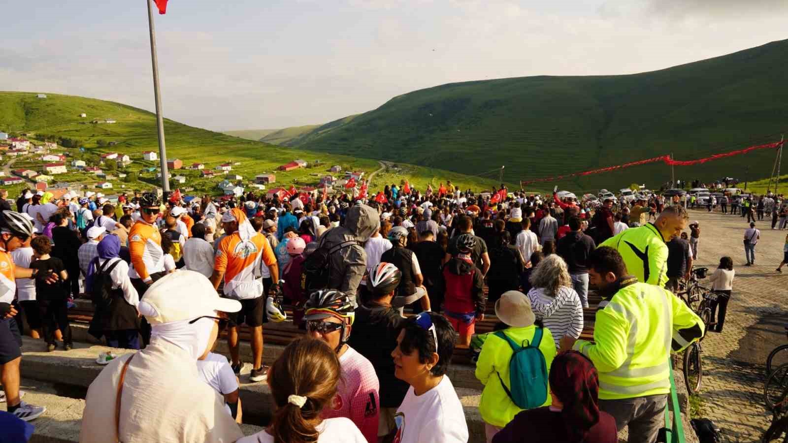 ardahan-da-ata-nin-siluetine-bulut-engeli
