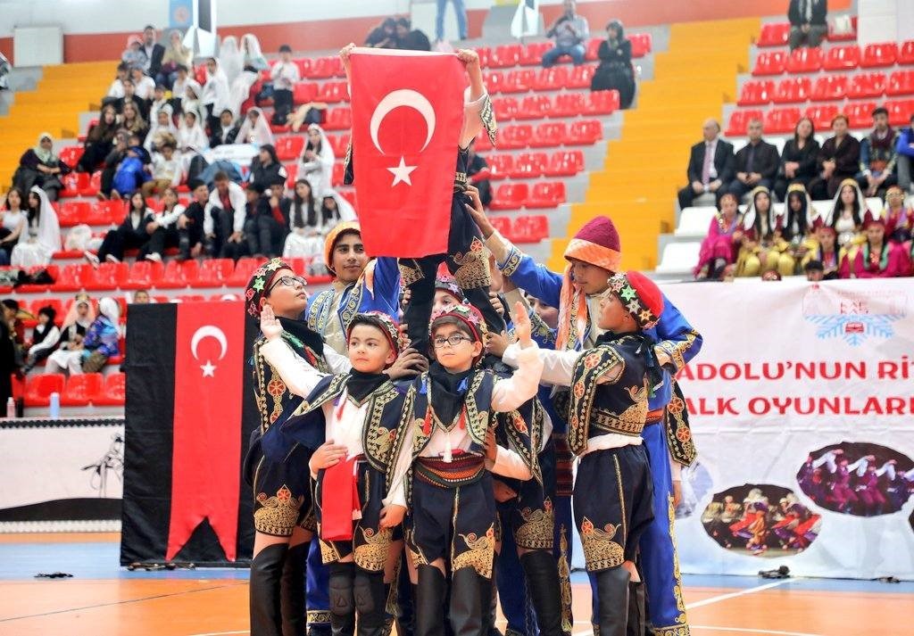 923-ogrenci-67-ekip-50-okul-kars-ta-halk-oyunlari-senligi-nde-ter-doktu