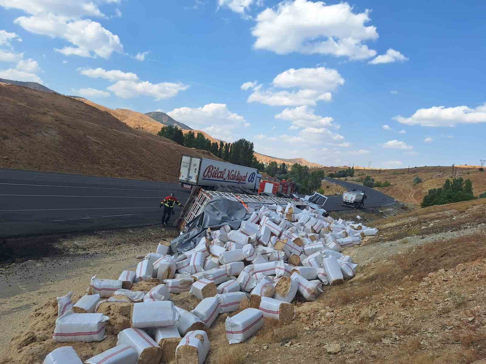 bingol-de-saman-yuklu-tir-devrildi-1-yarali