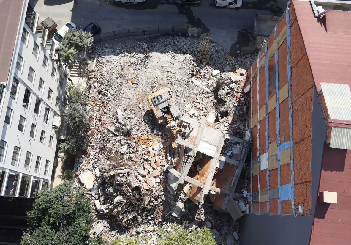 kentsel-donusum-yikiminda-coken-beton-blok-is-makinesinin-uzerine-devrildi
