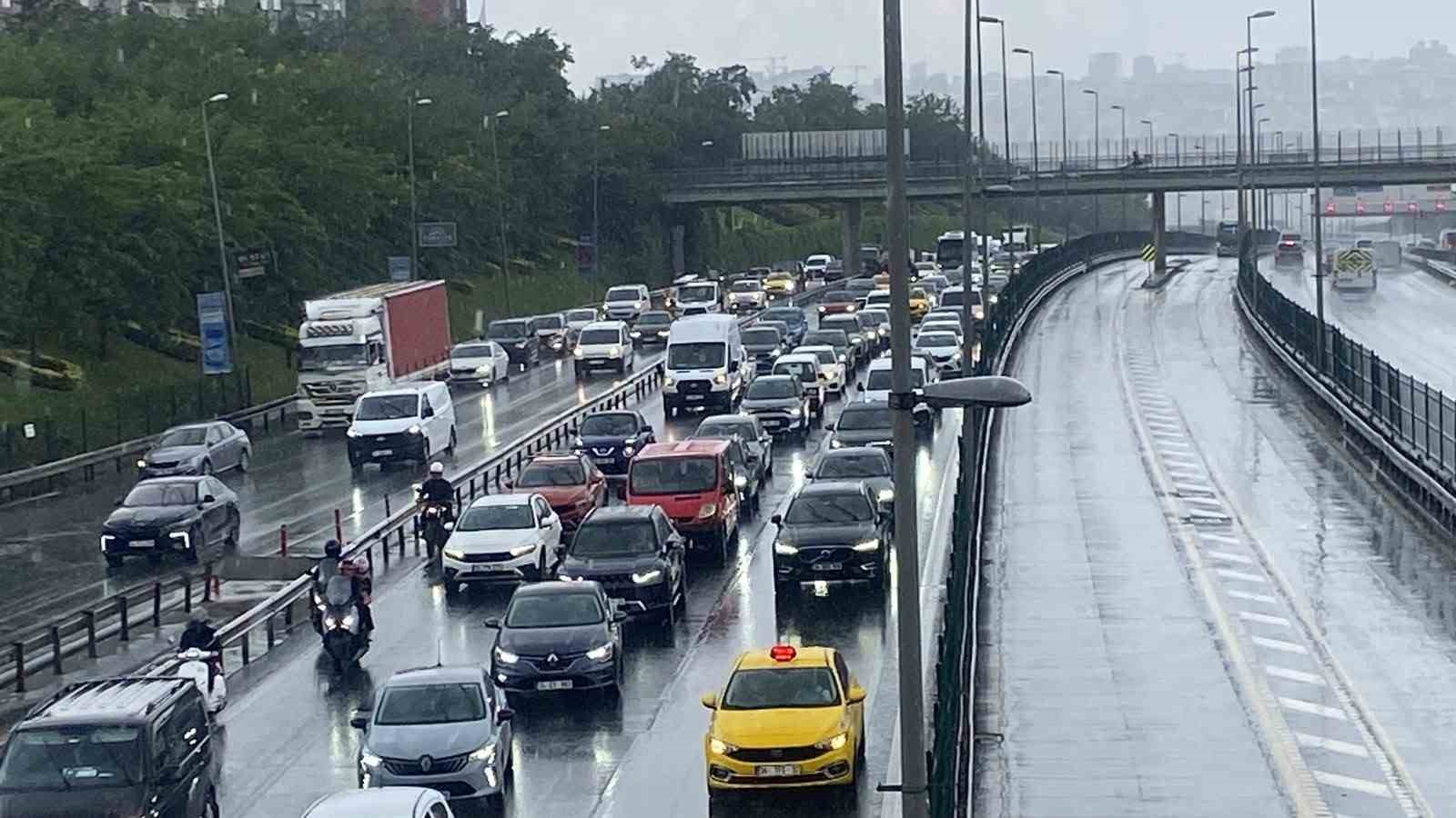 istanbul-da-etkili-olan-saganak-yagis-trafikte-yogunluga-neden-oldu