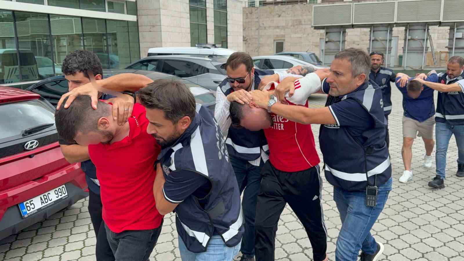 oldurmeye-tesebbusten-15-yil-hapis-cezasiyla-aranan-hukumlu-saklandigi-evde-silahlarla-yakalandi