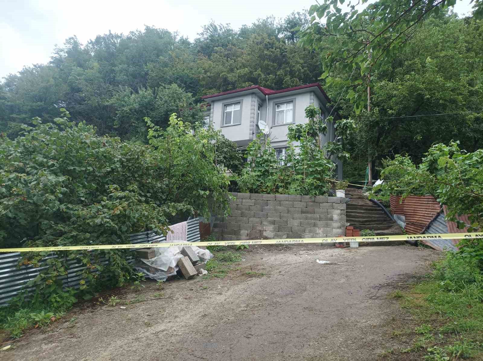 kaya-parcasi-evin-duvarini-yikarak-iceri-girdi-odanin-bos-olmasi-faciayi-onledi