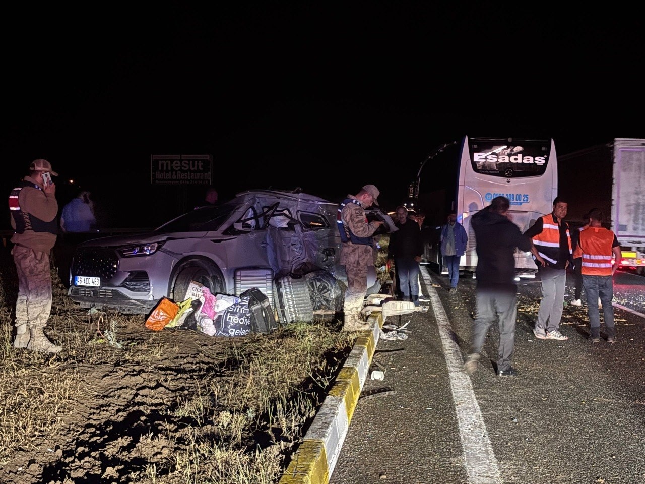 erzincan-da-yolcu-otobusu-ile-suv-tipi-arac-carpisti-1-i-agir-7-yarali
