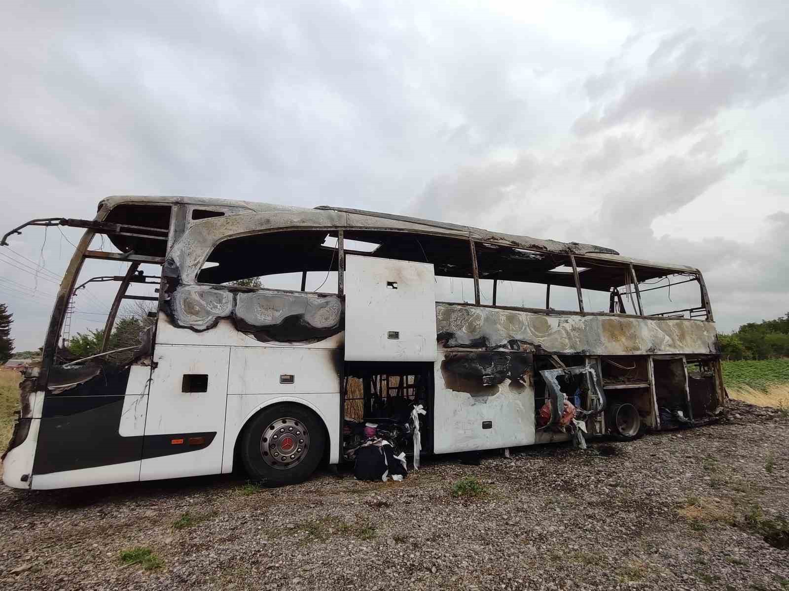 ankara-da-seyir-halindeki-yolcu-otobusu-alev-alev-yandi