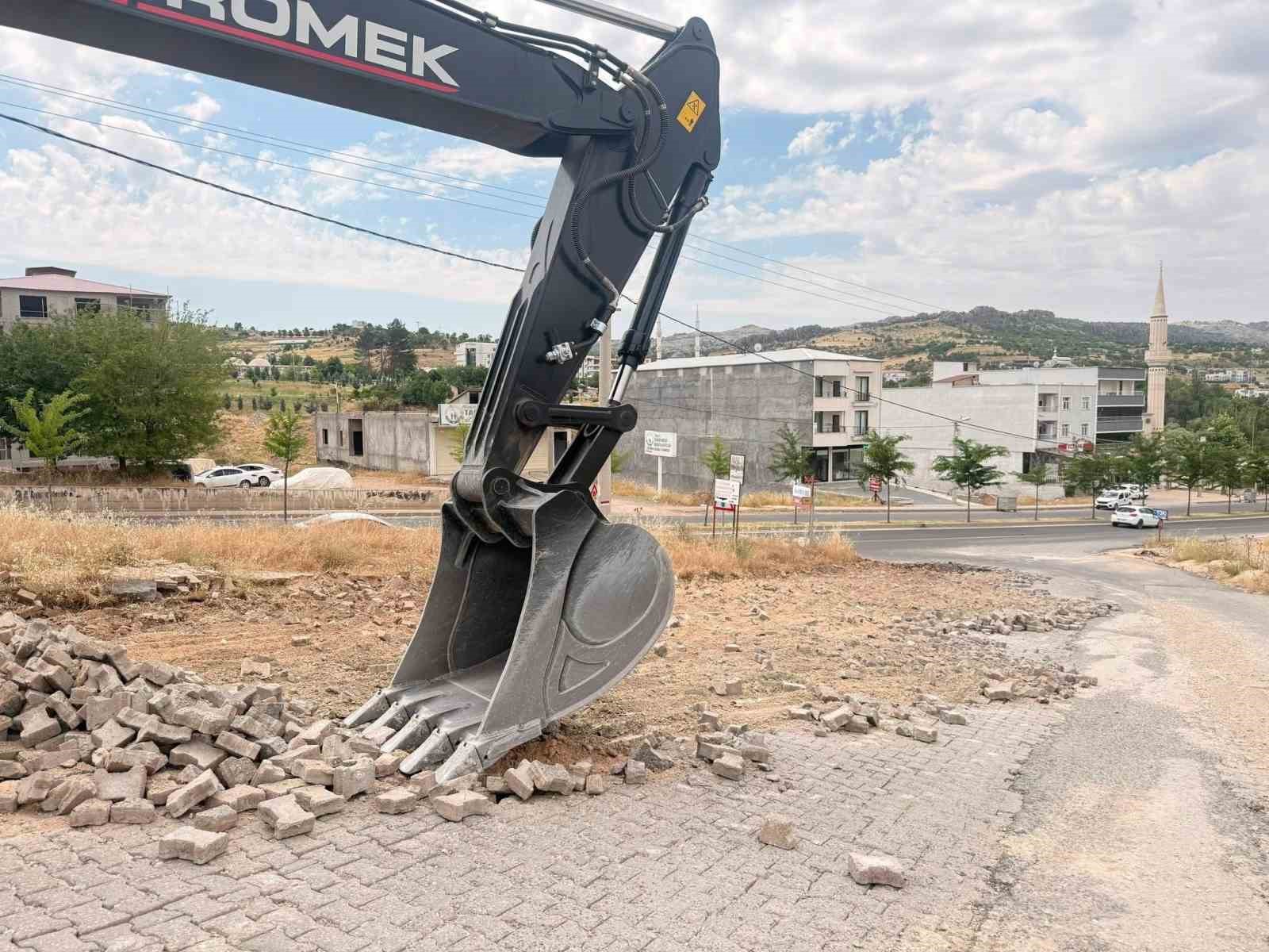 cermik-te-yol-yapimi-gecikti-baskan-ozur-diledi