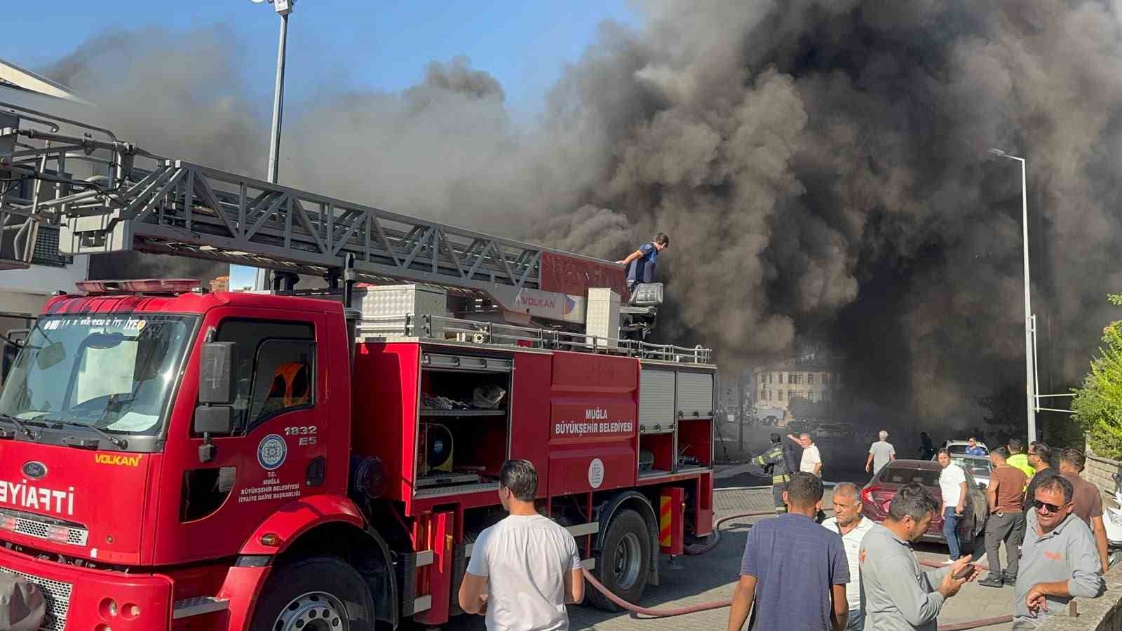 fethiye-de-ayakkabi-magazasi-alevlere-teslim-oldu