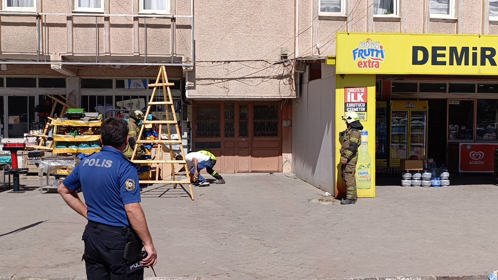 dogalgaz-borusundaki-sizinti-panige-sebep-oldu-6-katli-apartman-tedbir-amacli-tahliye-edildi
