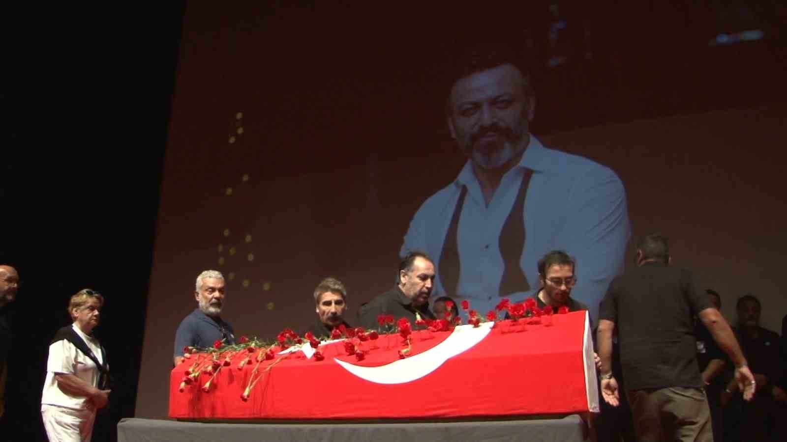 ozlem-esmergul-erkek-arkadasi-serhat-kilic-i-gozyaslari-icinde-ugurladi