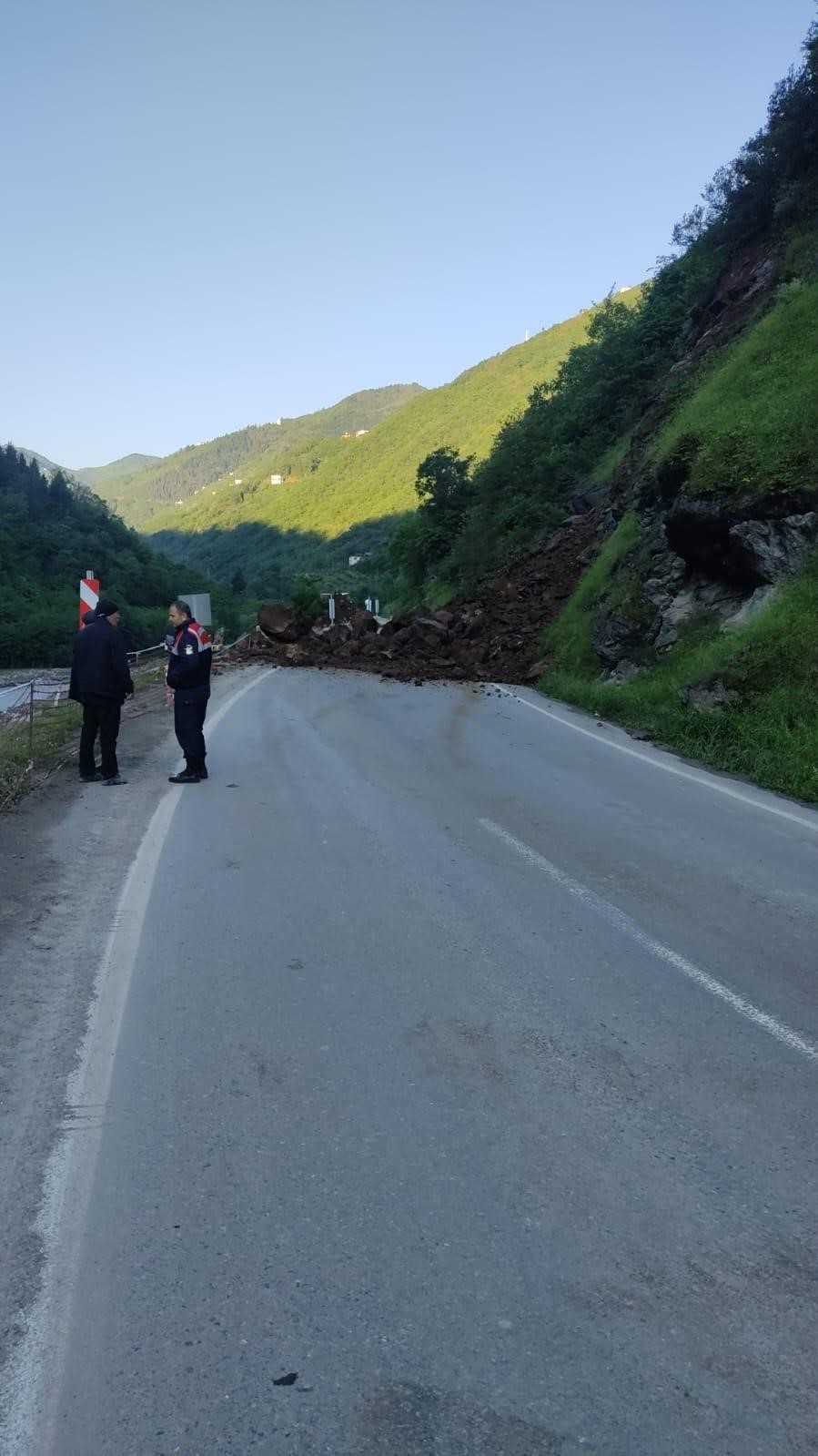 trabzon-bayburt-karayolu-heyelan-nedeniyle-ulasima-kapandi