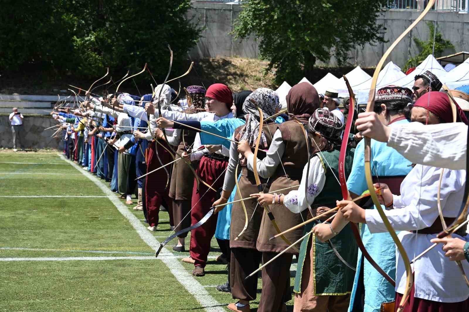 kutahya-da-tarihi-ok-meydani-nda-490-sporcu-sampiyonluk-icin-ok-atiyor
