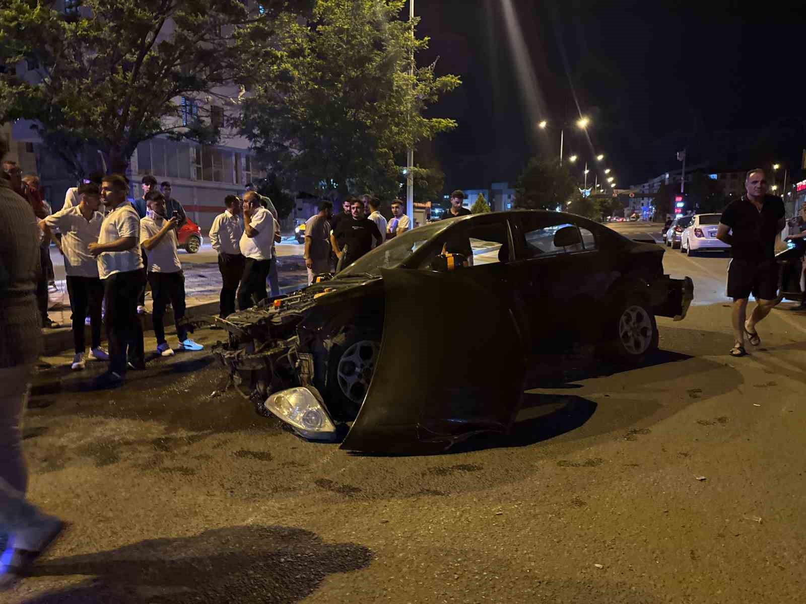 igdir-da-otomobil-aydinlatma-diregine-carpti-3-kisi-yaralandi