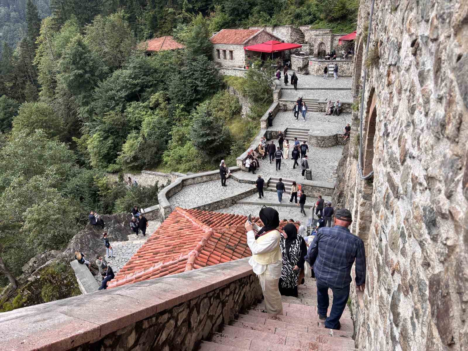 sumela-manastiri-ni-8-5-ayda-520-bin-kisi-ziyaret-etti