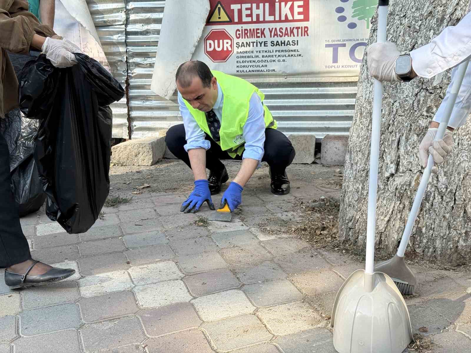vali-tasolar-dan-temizlik-seferberligine-spatulali-destek