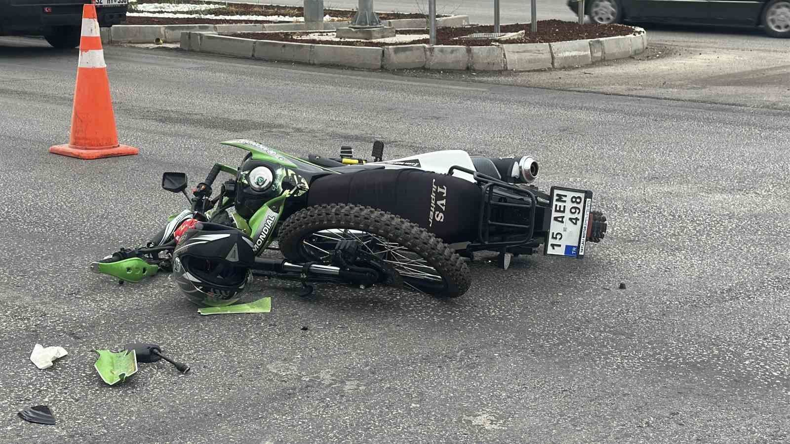 burdur-da-otomobil-ile-carpisan-motosikletin-surucusu-agir-yaralandi