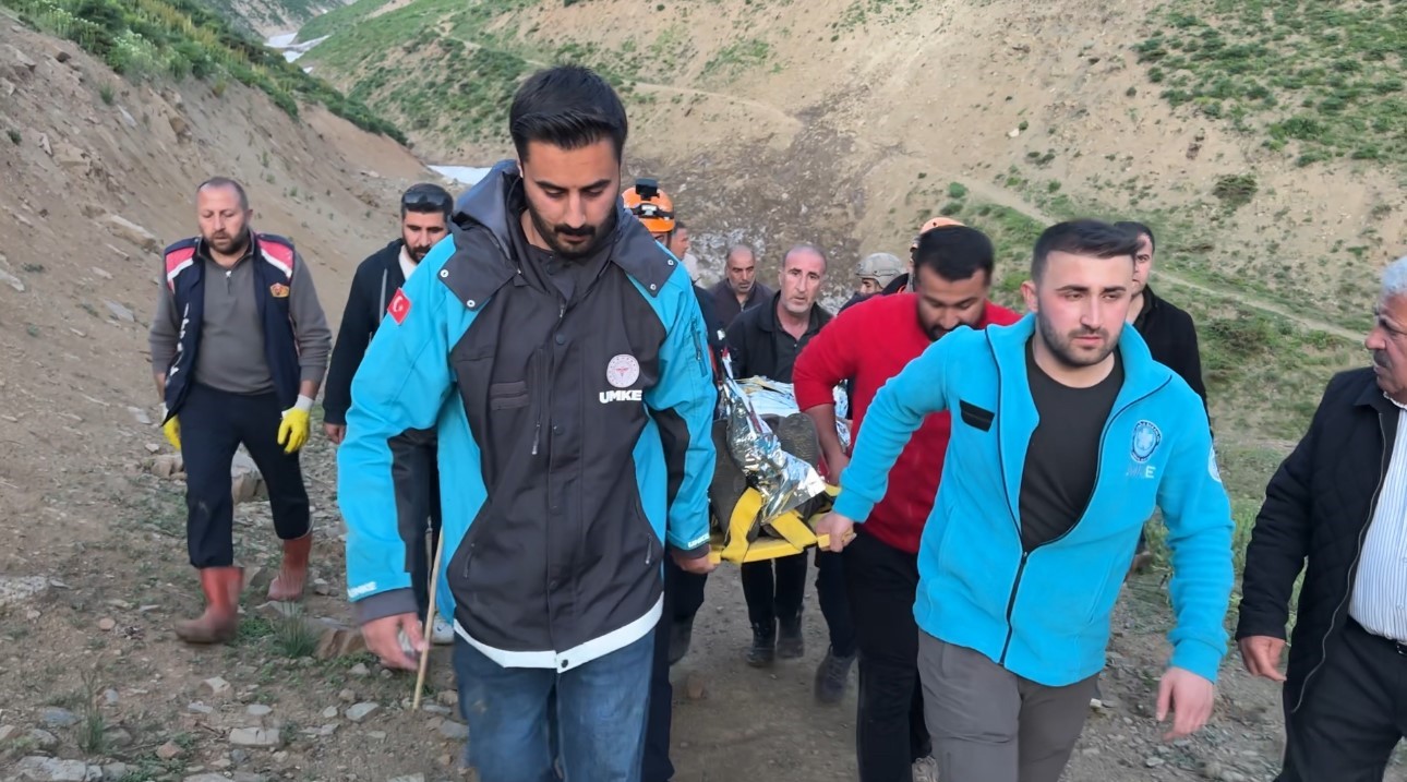 yuksekova-kirsalinda-zorlu-kurtarma-operasyonu-6-saatlik-mucadelenin-ardindan-hastaneye-ulastirildi
