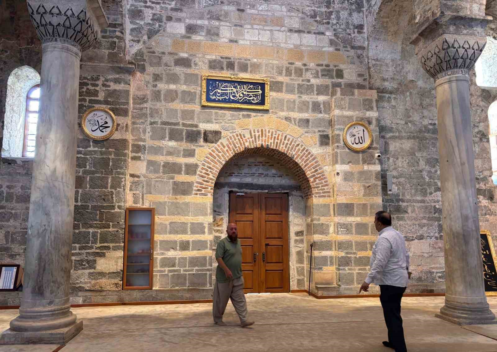 trabzon-ayasofya-hat-yazilari-ile-bezendi