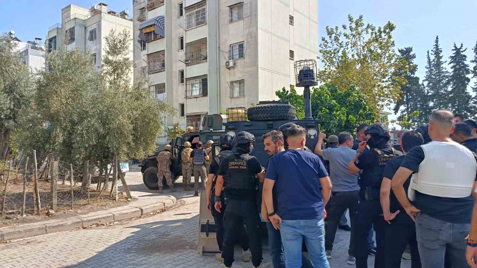 adana-da-kesinlesmis-hapis-cezasi-olan-sahis-elindeki-patlayiciyla-polise-direniyor