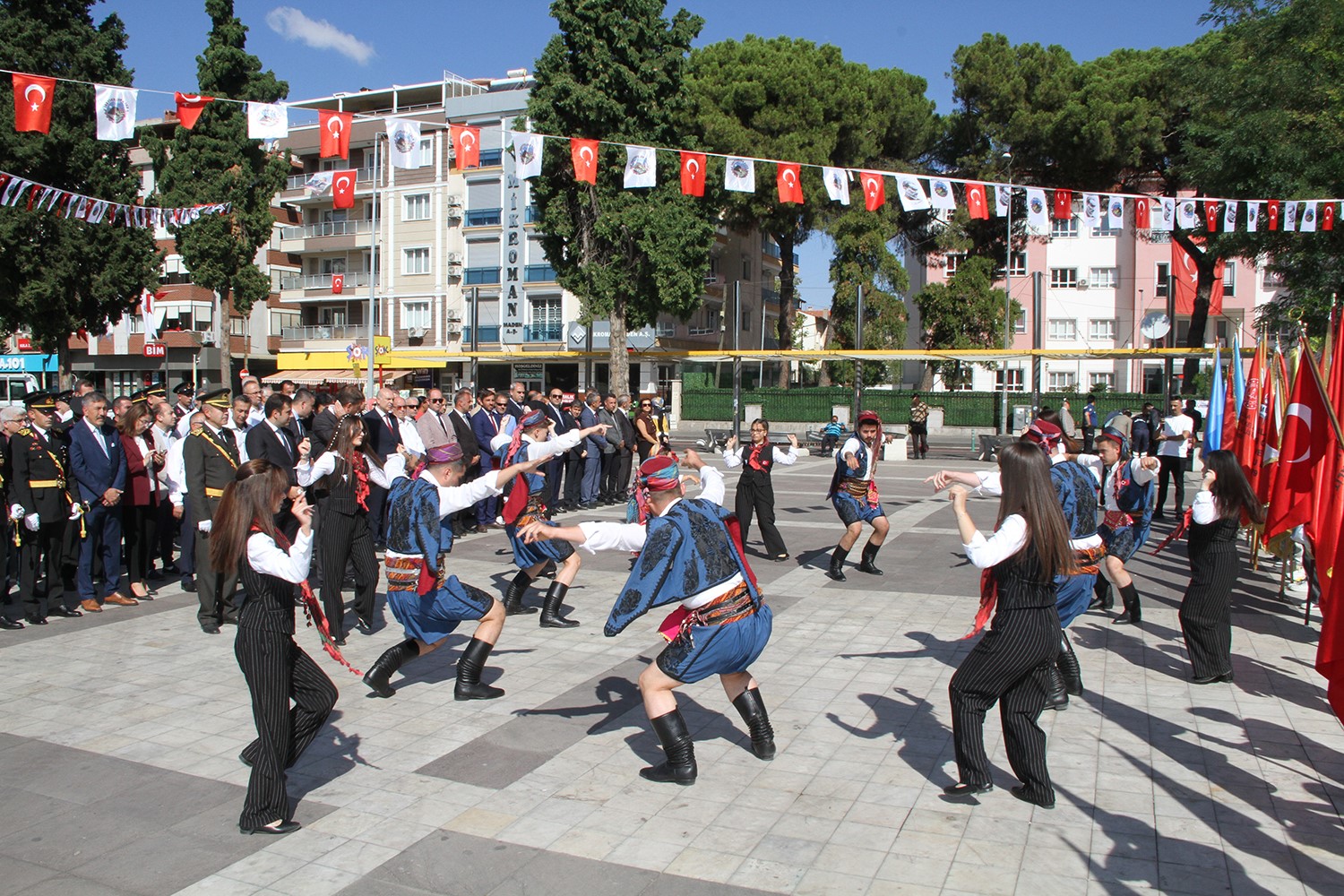 manisa-ilcelerinde-zafer-bayrami-kutlandi
