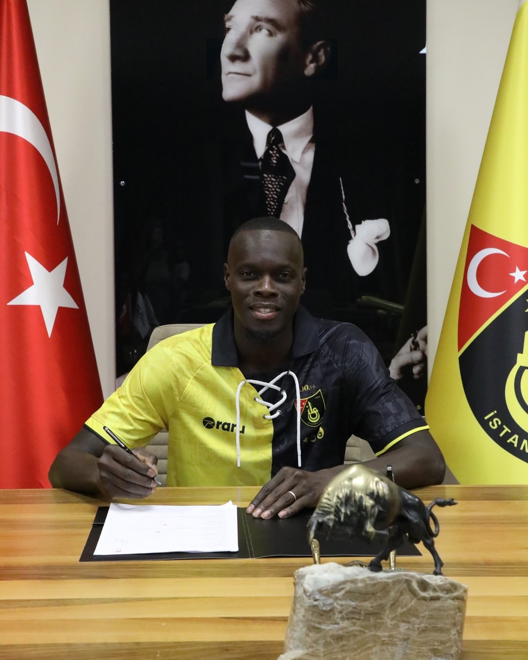 istanbulspor-mamadou-fall-ve-aytac-kara-yi-renklerine-bagladi