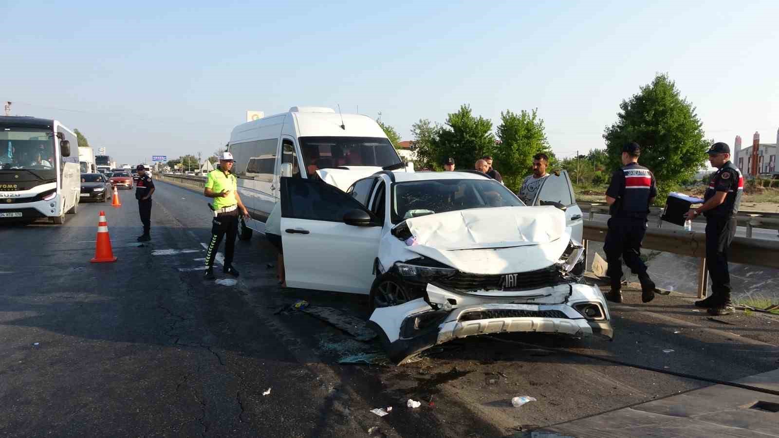 antalya-da-feci-kazada-ortalik-savas-alanina-dondu-17-yarali