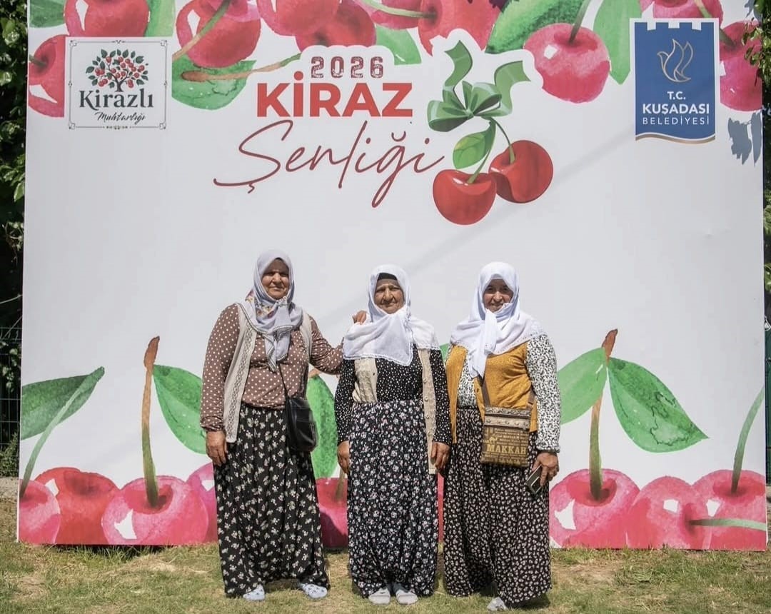 kusadasi-ndaki-kiraz-senligi-binlerce-ziyaretciyi-agirladi