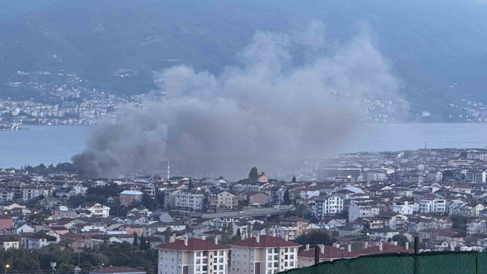 gecekonduda-cikan-yangin-mahalleliyi-sokaga-doktu-kundaklama-suphesi-arastiriliyor