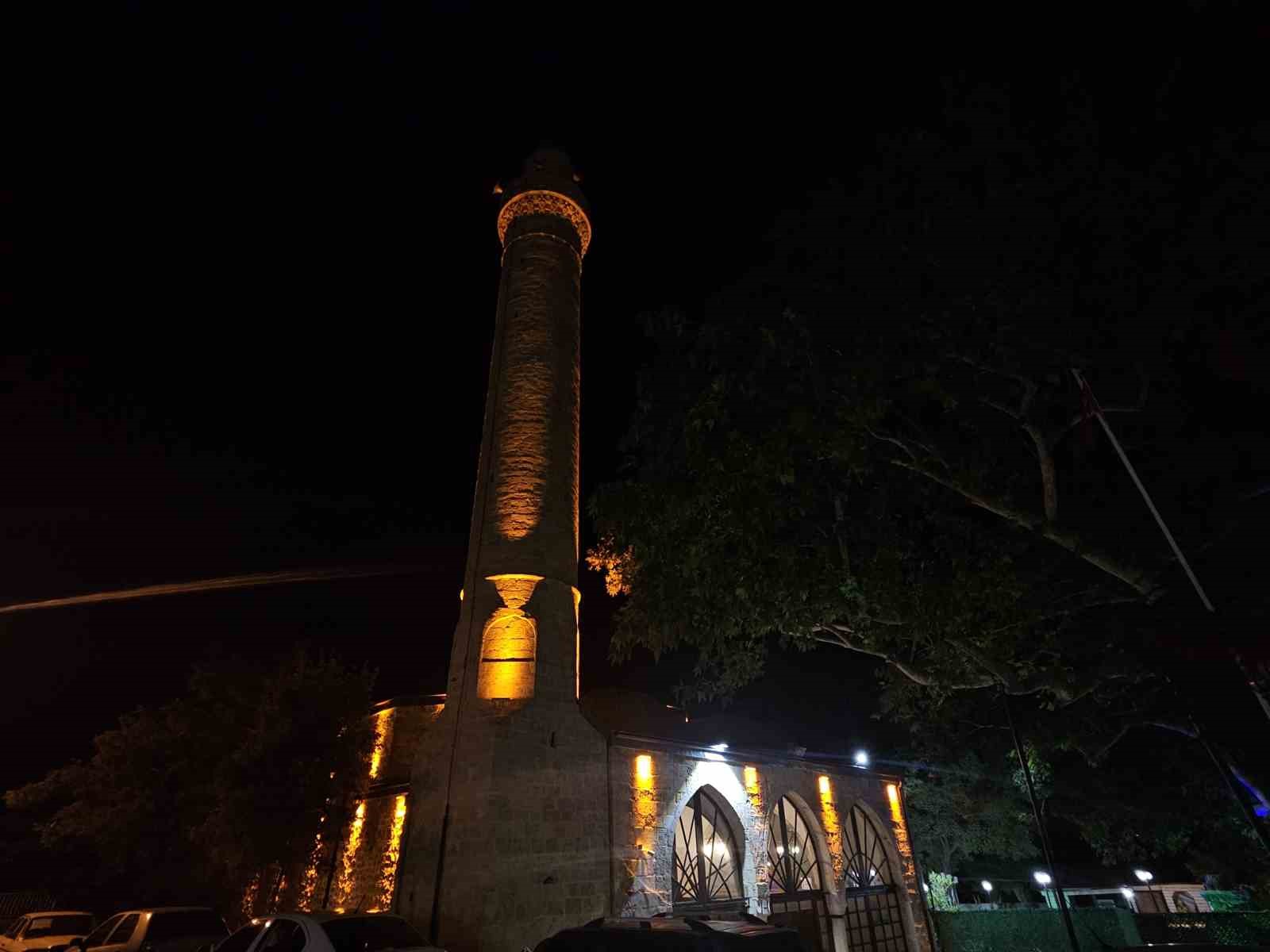 tarihi-harput-mahallesi-nde-gece-guzelligi