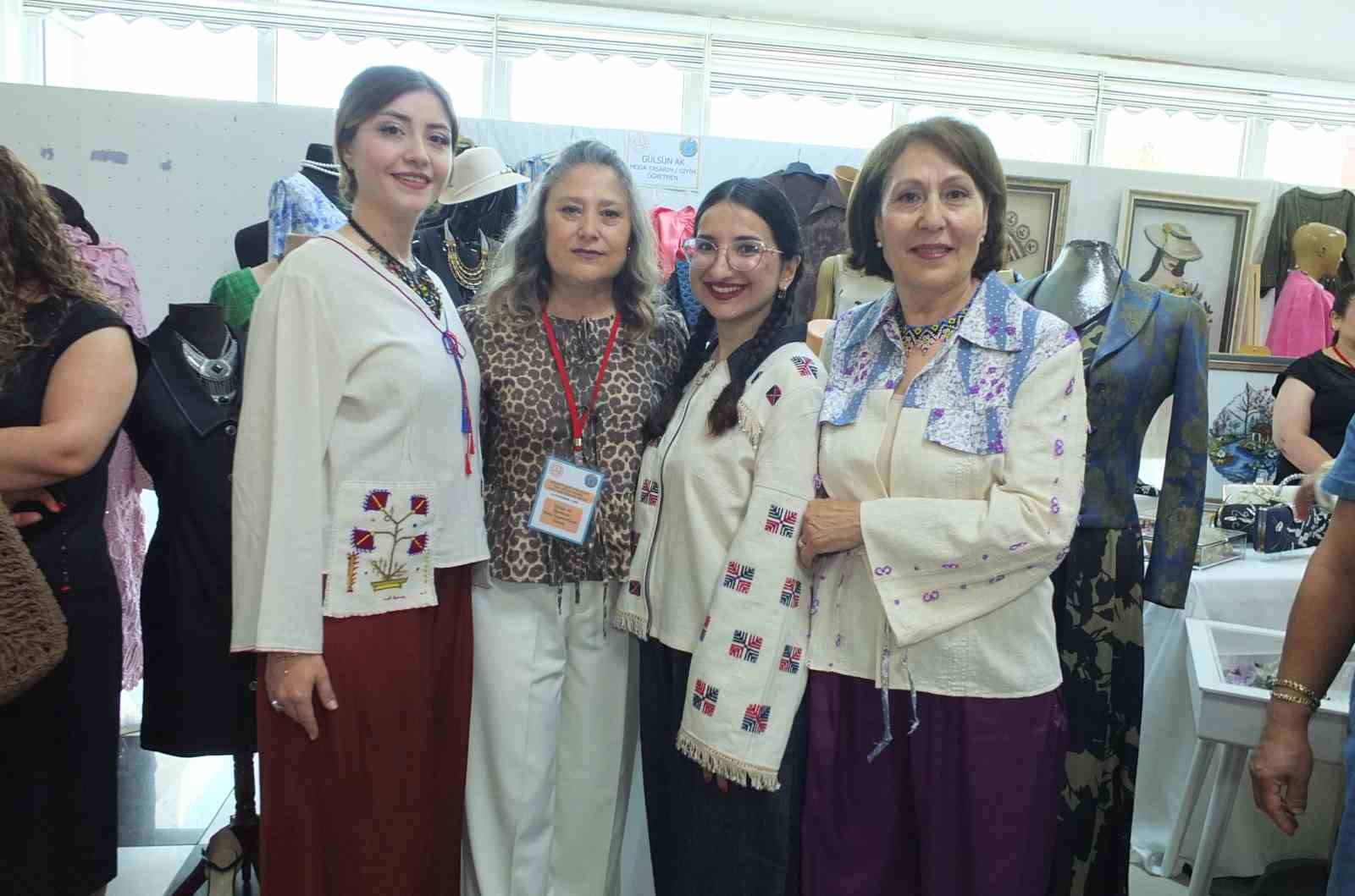 ninelerinin-dokudugu-kumaslardan-dikilen-bluzlarla-defileye-ciktilar