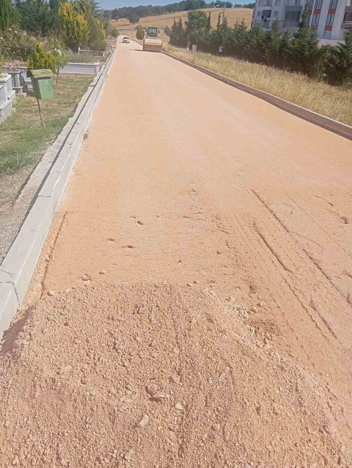 hamitler-kent-mezarligi-ndaki-ara-yollara-soguk-asfalt-atiliyor