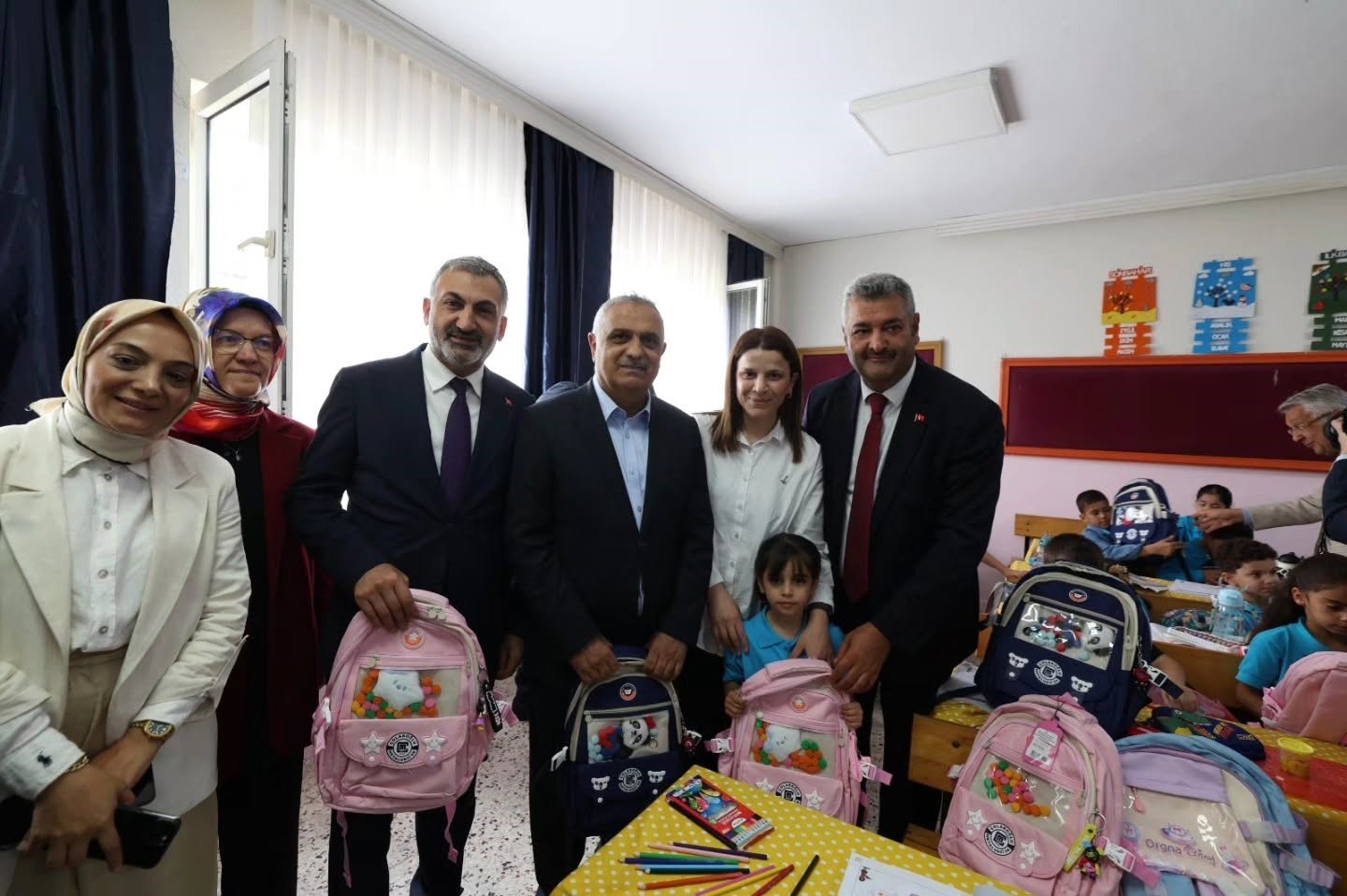 dilovasi-nda-okula-yeni-baslayan-miniklere-kirtasiye-malzemesi-dagitildi