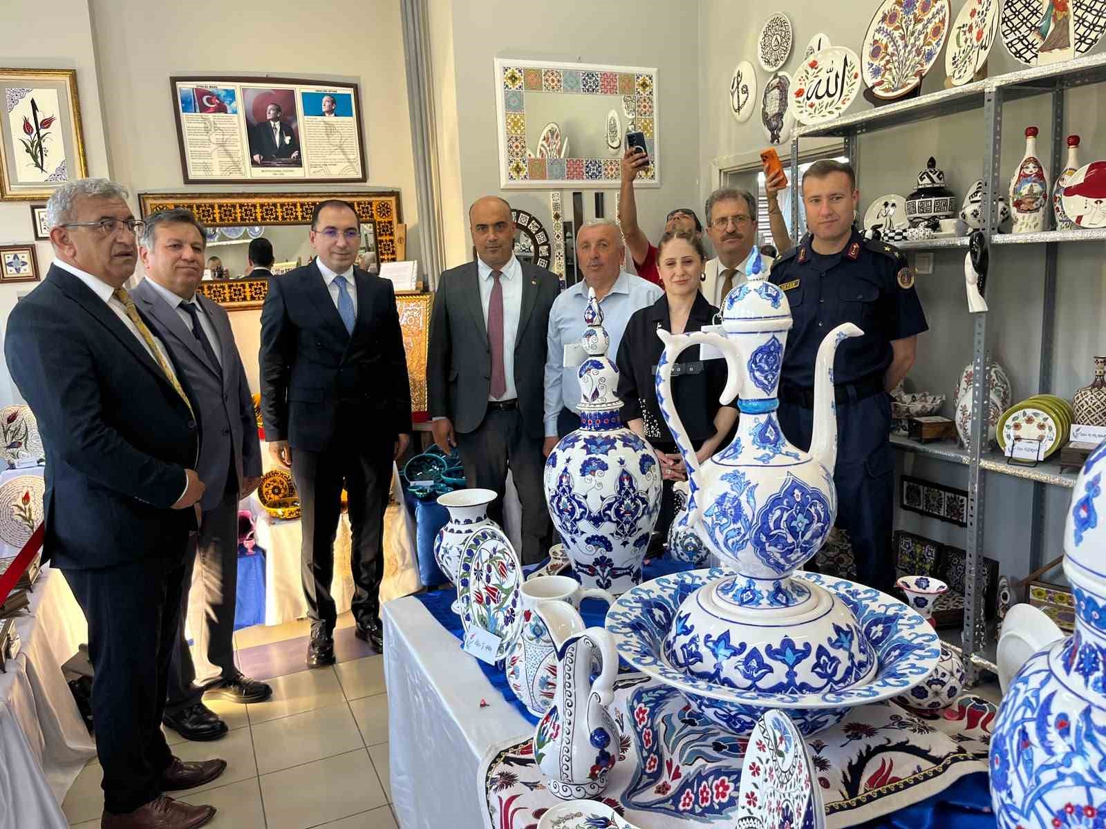 kutahya-tavsanli-da-halk-egitim-kursiyerlerinden-gorkemli-yil-sonu-sergisi