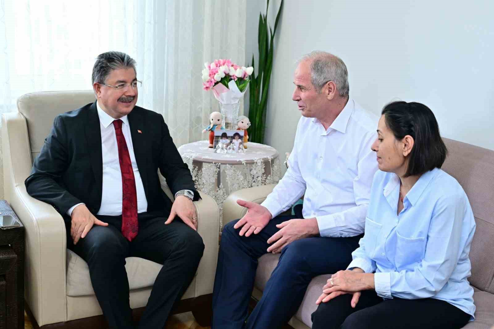 eskisehir-valisi-yilmaz-15-temmuz-gazilerini-evlerinde-ziyaret-etti