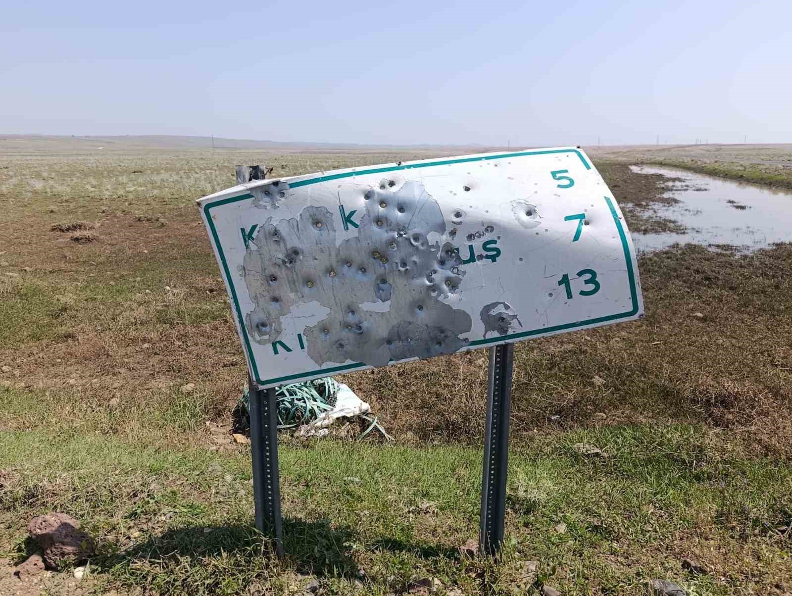 arpacay-da-yol-tabelalarini-hedef-tahtasina-cevirdiler