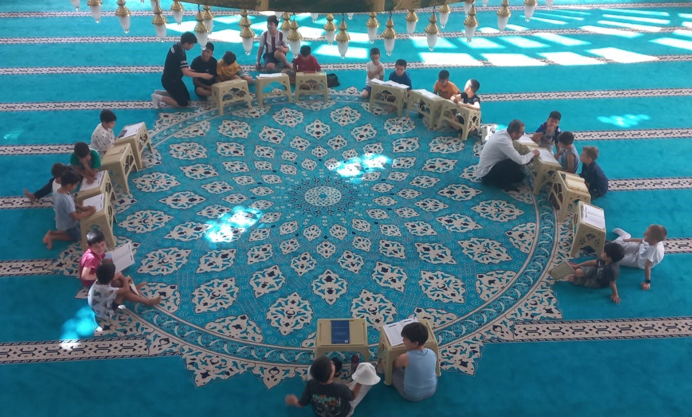 selendi-de-camiler-cocuk-sesiyle-yankilaniyor