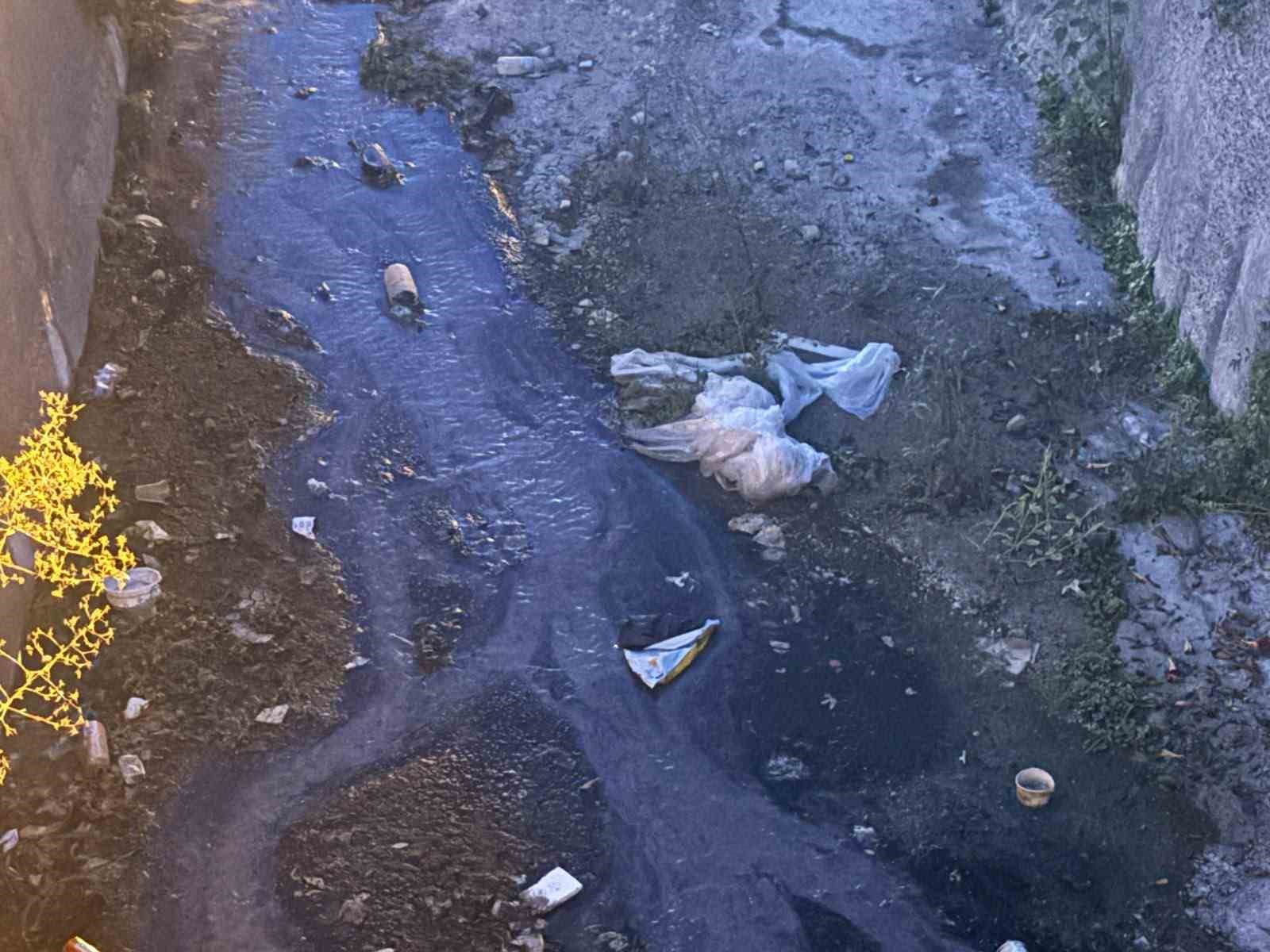 urla-daki-dere-kirliligine-vatandaslardan-tepki