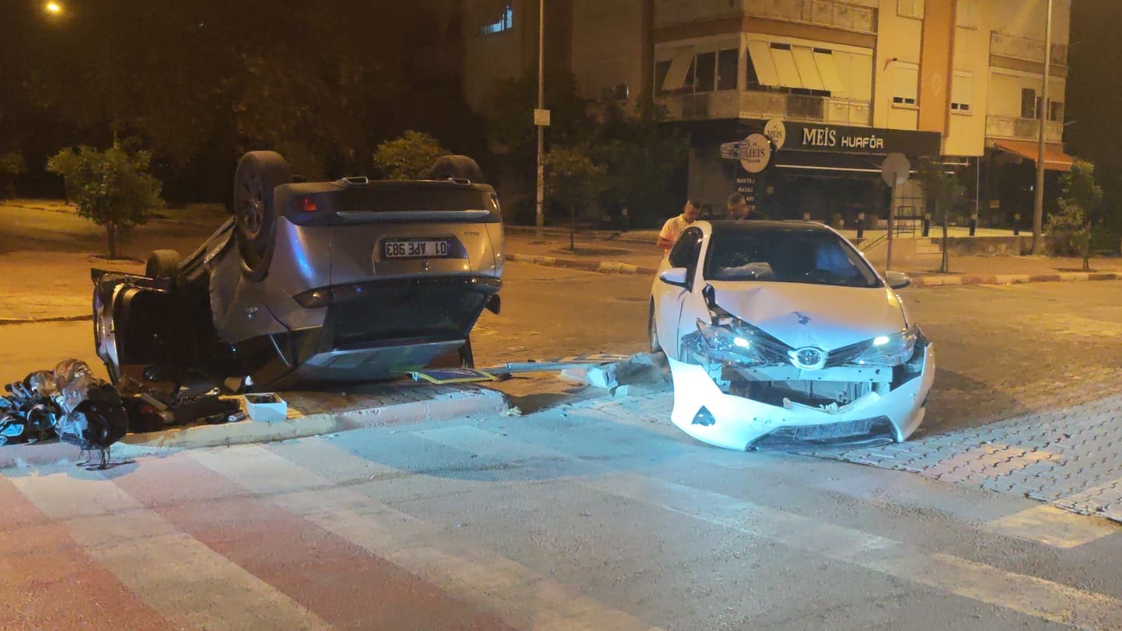 carpismanin-etkisiyle-ters-donen-otomobilden-hafif-yarali-ciktilar