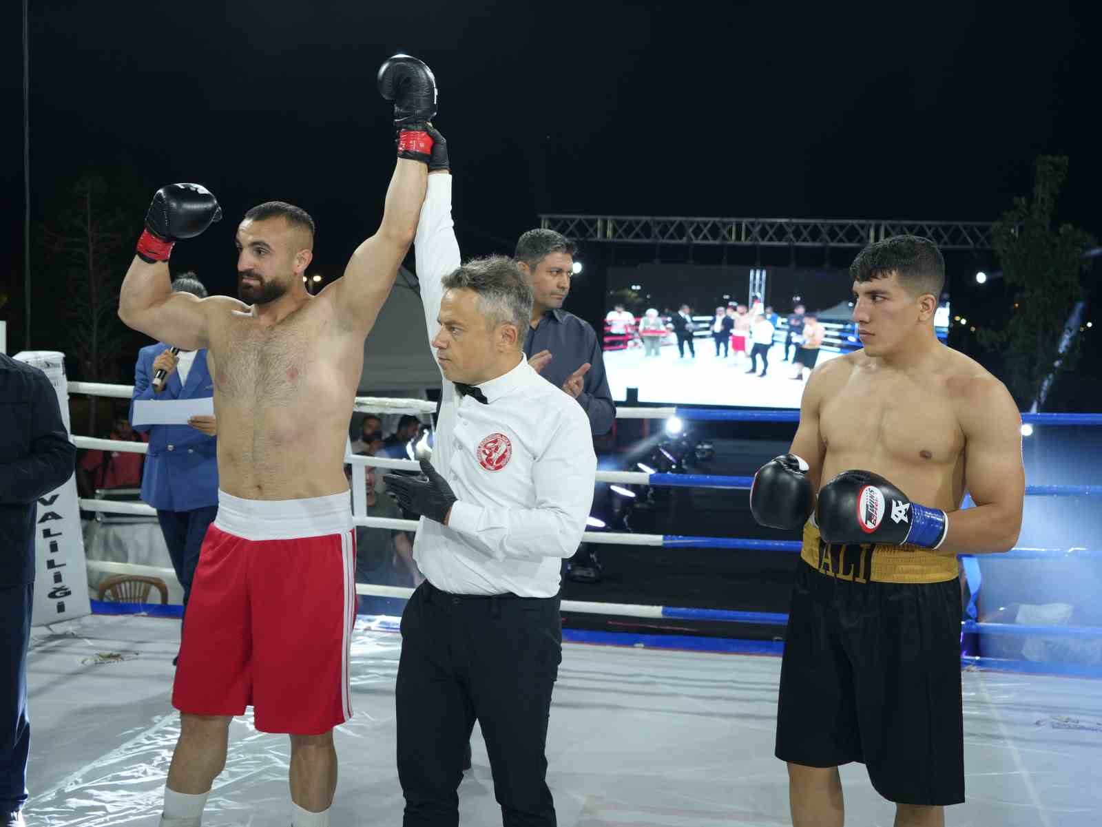igdir-da-uluslararasi-sampiyon-boks-gecesi-duzenlendi